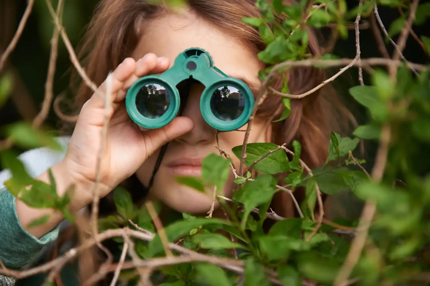Nachhaltig-Strecker-und-Berger-2 a girl looking through binoculars