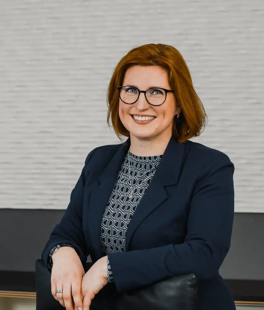SBP Werte Gut gelaunte Mitarbeiterin im Blazer