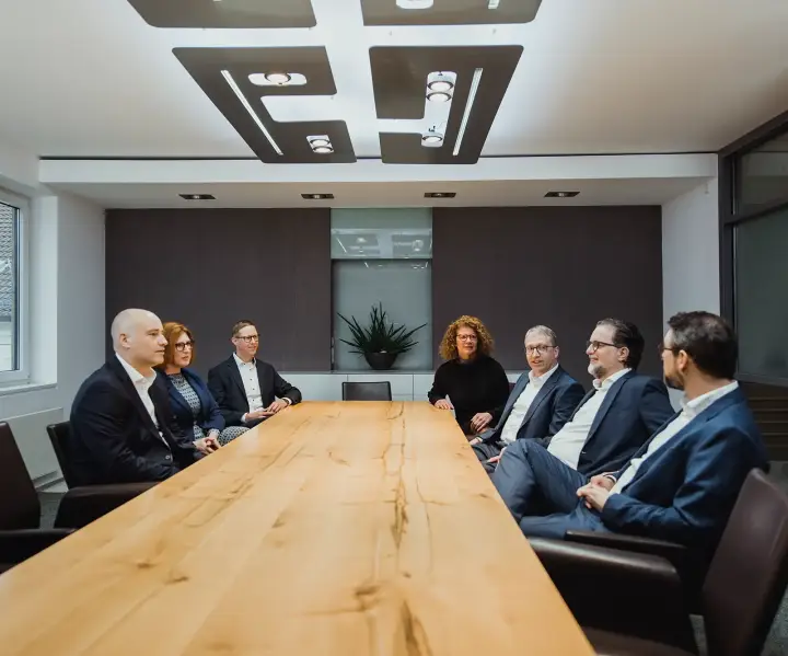 sbp_Kanzleipartner Kanzleipartner sitzen am Konferenztisch