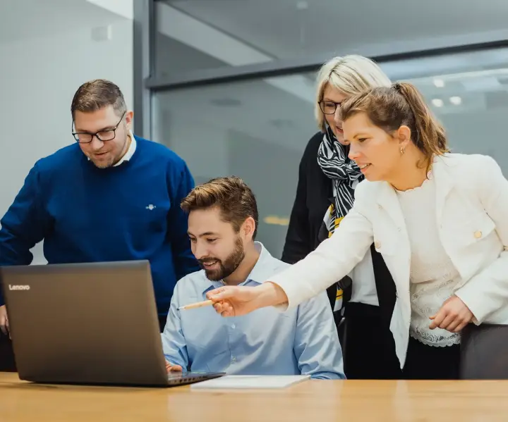 sbp_Team Gruppe von Mitarbeitern bei einer Besprechung